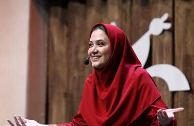 سارا روستاپور، مجری تلویزیون در کنار برج ایفل