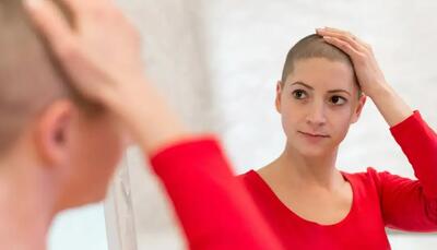 چرا موهای بعضی افراد پس از شیمی‌درمانی حالت فر پیدا می‌کند؟