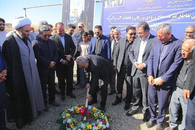آیین کلنگ زنی تقاطع غیر هم سطح ورودی ورزقان برگزار شد