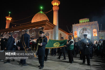 آئین لاله‌گردانی شام شهادت امام رضا(ع) در حرم شاهچراغ(ع)