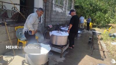 توزیع غذای نذری به مناسب شهادت امام رضا(ع) در روستای ماشک تهرانچی