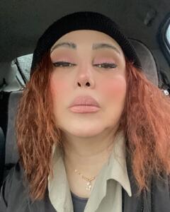 عکس| ژست عجیب بهنوش بختیاری با کلاه‌گیس رنگی