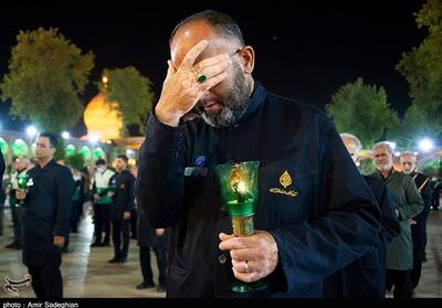 لاله‌گردانی خادمان شاهچراغ (ع) در سوگ شهادت امام رضا (ع) - تسنیم
