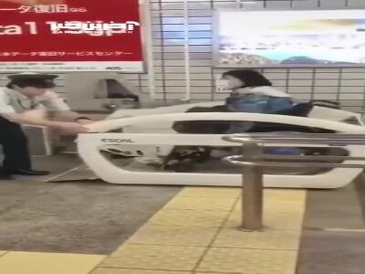 روش جالب جا‌به‌جایی معلولین در ژاپن!