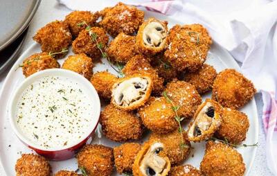 طرز تهیه قارچ سوخاری پنیری؛ ترد و کشدار به روش فست‌فودی‌ها (فیلم)