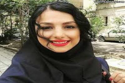 تاریخ و ساعت وبگردی؛ رونمایی جوانه دلشاد از کتابخانه شخصی‌اش / چه دکوراسیون جالبی هم دارن