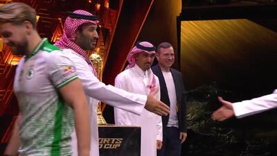 محمد بن سلمان جام قهرمانی بازی‌های الکترونیکی ۲۰۲۵ را اهدا کرد