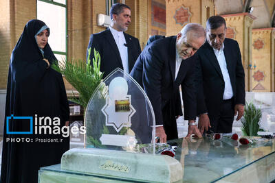 ببینید: حضور پزشکیان بر مزار شهید حاجی‌زاده
