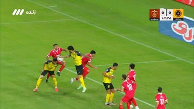 ضربه سر خطرناک هادی محمدی از کنار دروازه پرسپولیس به بیرون رفت