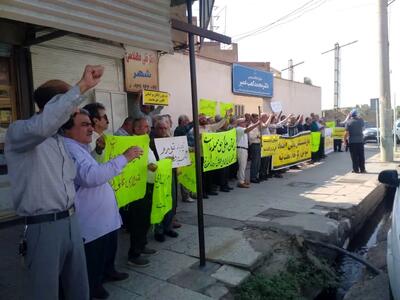 تجمع بازنشستگان کارگری شوش مقابل دفتر نماینده مجلس