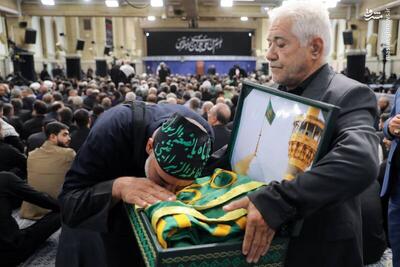 عکس/ پرچم گنبد امام رضا(ع) در حسینیه امام خمینی(ره)
