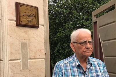 عکس| بوسه تاریخی جهان پهلوان تختی بر گونه حبیبی در حضور مالک باشگاه استقلال - پارس فوتبال