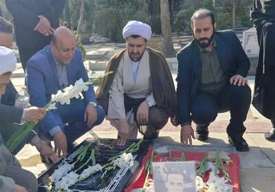 خون شهدا عزت، استقلال و وحدت را برای ایران بیمه کرد - تسنیم