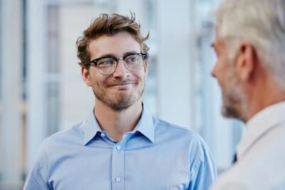 چگونه یک همکار خوب باشیم؟ راهکارهای کلیدی برای موفقیت در محیط کار