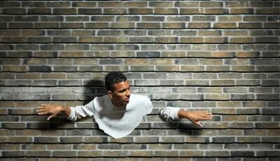 چرا نمی‌توانیم از دیوار عبور کنیم؟