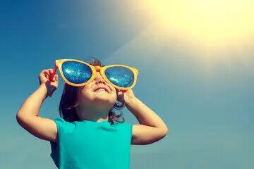 عینک آفتابی نمی‌زنید؟ به این ۳ دلیل بزنید
