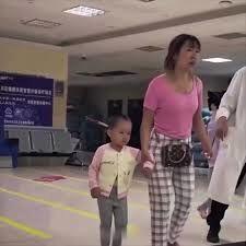 شوک در بیمارستان چین: چاقویی که توسط مادر در جمجمه دختربچه ۳ ساله رفت/ ویدئو 16+