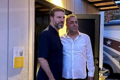 هم‌خوانی «پیام عزیزی» خواننده ایرانی با سامی یوسف در حاشیه یک کنسرت + فیلم