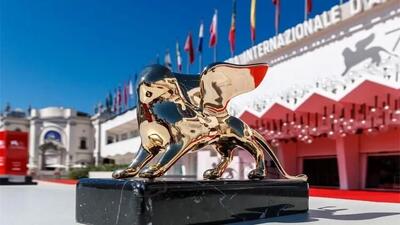 لحظه اهدای شیر طلایی جشنواره ونیز ۲۰۲۵