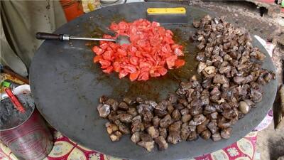 پخت یک غذای سنتی با جگر، فلفل و گوجه در پیشاور (فیلم)