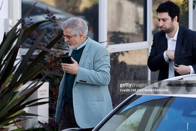 لحظه خروج سفیر ایران پس از اخراج از سفارت استرالیا