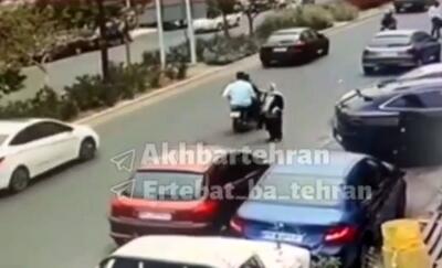 لحظه هولناک سرقت گردنبند یک خانم در تهران