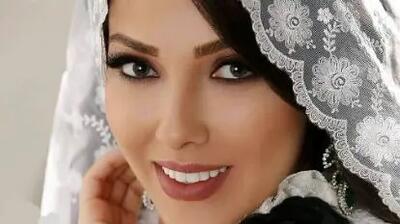عکس/ مراسم عقد خواهر لیلا اوتادی؛ جشن ساده و خاص با کیک سه‌طبقه به شکل چمدان!