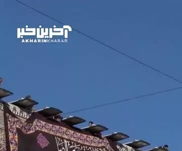 تعویض پرچم‌ و کتیبه‌های عزا در حرم امام رضا(ع)