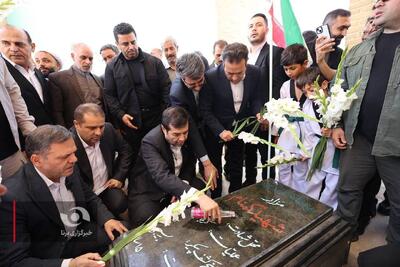 تصاویری از حضور دنیامالی وزیر ورزش در گلزار شهدای سلطانیه زنجان