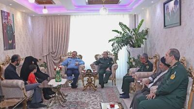 وزیر دفاع با خانواده شهید شادمانی دیدار کرد