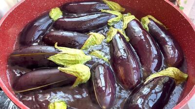 بادمجان را در آب جوش بریزید / طرز تهیه خوشمزه ترین ترشی بادمجان