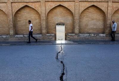 بحران خاموش در قلب فلات خشک ایران؛ اصفهان تا ۳۰ سال آینده شش متر فرو می‌رود | اقتصاد24