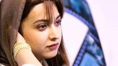 ژست خاص روشنک گرامی با آباژور طرح فرش ایرانی در آتلیه