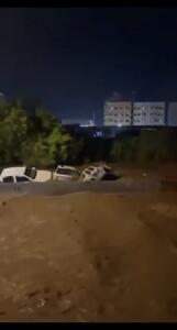 ببینید؛ سیل در عسیر عربستان چند خودرو را با خود برد