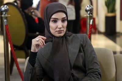 عکس های مدلینگی زهرا نادری فر بازیگر سریال ناریا با کت و دامن سفید همه رو میخکوب کرد