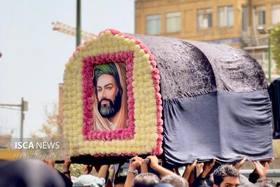 طنین عزای یزدی‌ها در آیین ۱۲۰۰ ساله تشییع نمادین پیکر امام رضا(ع)؛ پیوند معنوی «دارالعباده» و «مشهدالرضا»