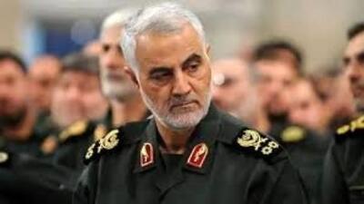 عکس سفر در زمان /  سردار سلیمانی در آغوش مادرش  / زیباترین مادر و پسری در  دهه ۸۰