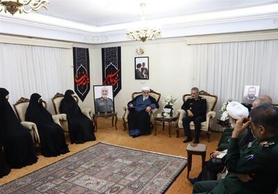 دیدار حجت‌الاسلام محمدی‌گلپایگانی و سرلشکر موسوی با خانواده شهدای اقتدار - تسنیم