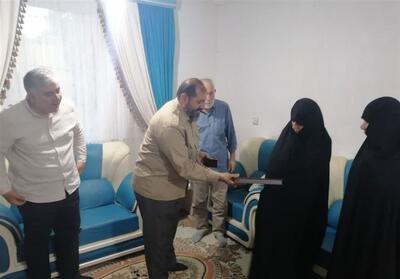 اهدای سند مشارکت در ساخت صحن عقیله بنی‌هاشم(س) به خانواده شهید امیر محمد زمانی - تسنیم