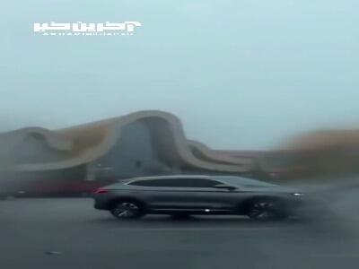 لحظه نفسگیر برخورد صاعقه با یک ماشین در چین