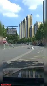 سقوط عجیب یک خودرو داخل گودال در چین + فیلم
