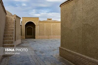 روستایی با کوچه‌های خشتی و بادگیرهای صفوی