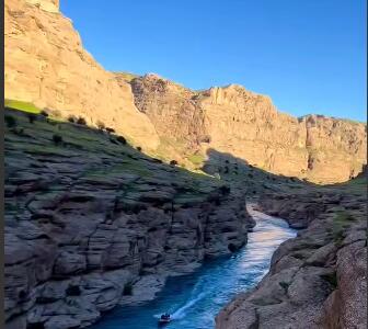 گذر خروشان آب دز از میان دره ی زیبا