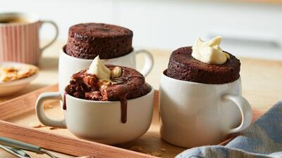 طرز تهیه کیک فنجانی خانگی خوشمزه و مجلسی بدون فر و همزن (فیلم)