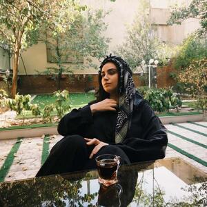 عکس/ کافه گردی هانیه غلامی با استایل امروزی و روسری عجیب | اقتصاد24
