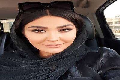 تاریخ و زمان وبگردی؛ زیبایی باغچه کوچک مریم معصومی در خانه اش / ترکیب گل‌های رز صورتی و گلدان‌های شیشه‌ای خیره‌کننده