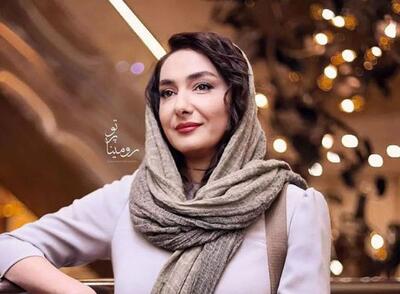 تاریخ و زمان وبگردی؛ تیپ دهه شصتی هانیه توسلی با فکل معروف و مقنعه چانه دار