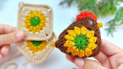 ما یک جاکلیدی مرغی خیلی بامزه با طرح های قلاب بافی بافتیم عاشقش می شید!
