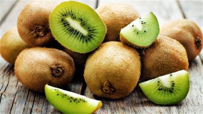 این میوه خوشمزه یبوست را ضربه فنی می کند