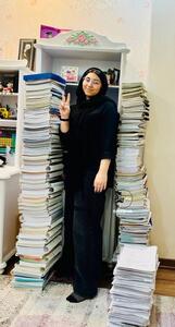 عکس/ ژست جالب رتبه ده کنکور ریاضی و کتاب‌هایش | اقتصاد24